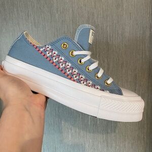 Women’s SZ 7Converse Chuck Taylor All Star Lift Platform. Blue Floral embroidery